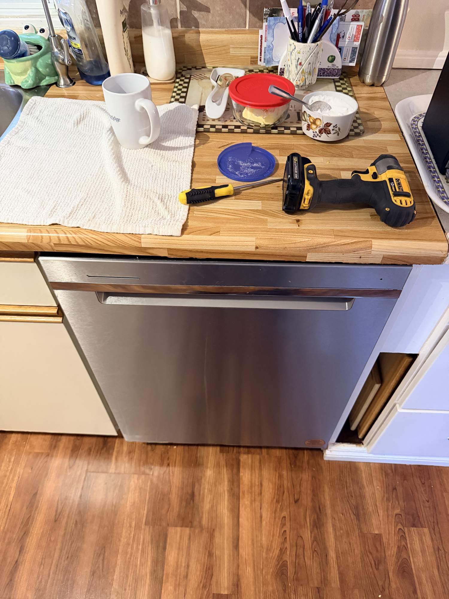 Bosch 800 Series dishwasher display showing diagnostic codes